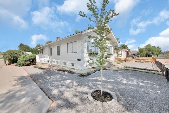 Building Photo - Elegant Fully Furnished 1BR Basement Suite... Rental