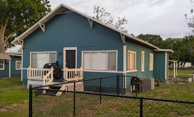 Building Photo - 2915 Winter Lake Rd Unit B