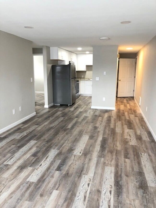 Building Photo - 1355 State Ave Unit B