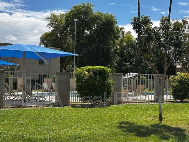 Building Photo - 8037 E Glenrosa Ave