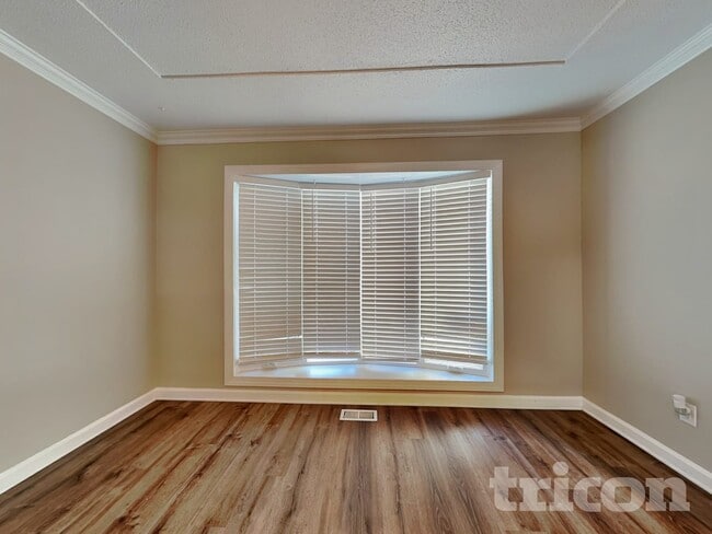 Photo - 4585 Hebbard Way