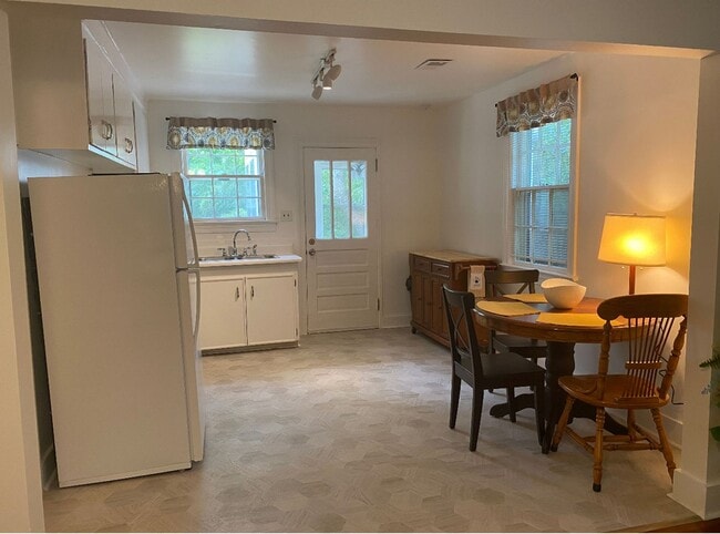 Photo - 103 N Laurel St