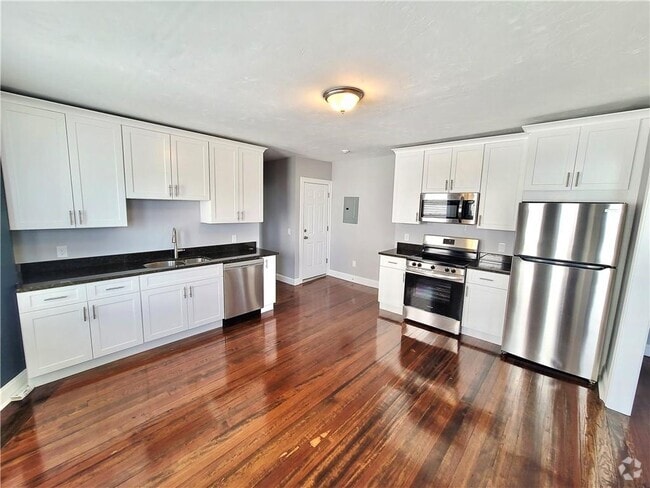 Building Photo - 884 Main St Unit 2R Rental