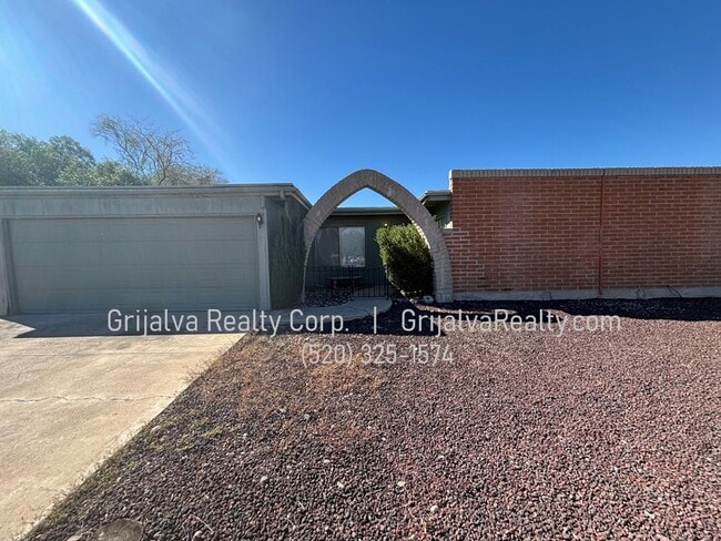 Building Photo - Eastside 4 Bedroom, 2 Bath House w/ Pool f...