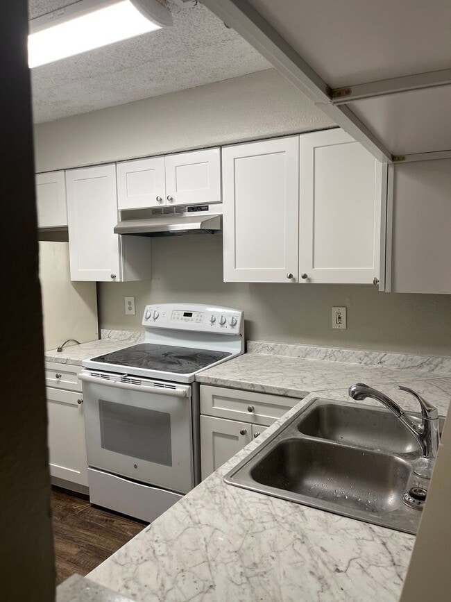 Building Photo - Completely remodeled 2 bedroom 2 bathroom at Oasis at Pearl Lake!