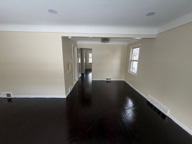 Photo - Charming 3 bedroom house for lease in Nice area