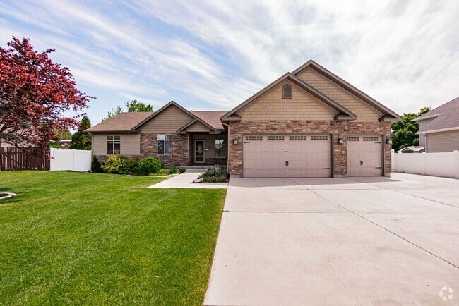 Building Photo - Beautiful- 5 bed/3 bath, 3 car garage and ... Rental