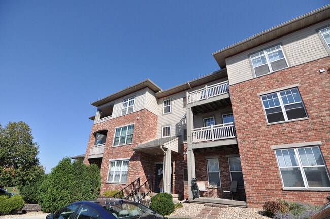 Building Photo - 6402 Milwaukee St Unit 204