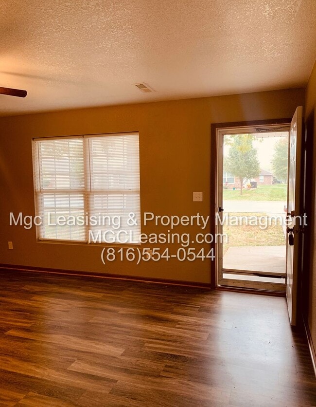 Photo - 204-206 NW Parker Dr