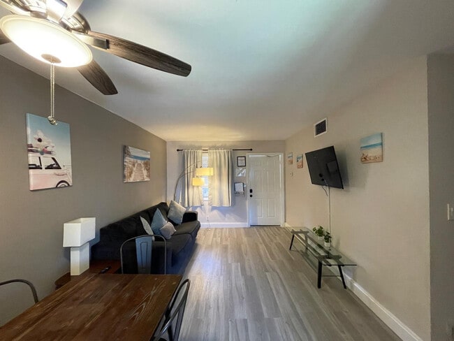 Building Photo - 1702 NE 9th St