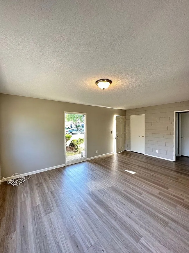 Photo - 20102 Port Cir