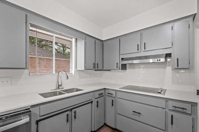 Building Photo - 8307 Braesview Ln