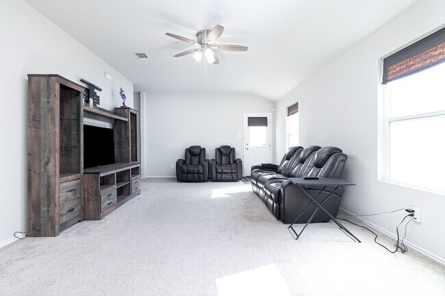 Photo - 4614 Heathers Cross