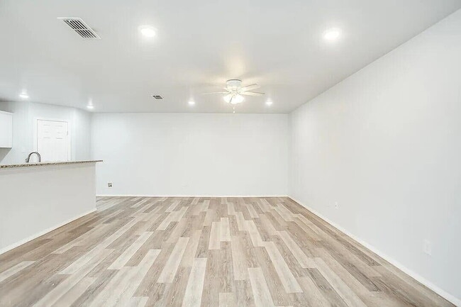 Photo - 5516 Jarvis St