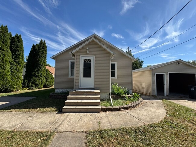 Updated 2 Bedroom Home with Central Air, H... - Updated 2 Bedroom Home with Central Air, H...