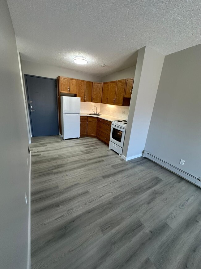Building Photo - 13516-102 102 St NW Unit 307