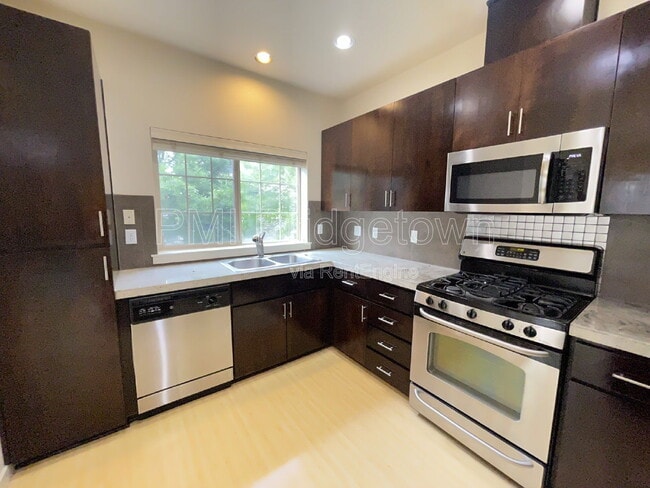 Building Photo - 659 NE Adwick Dr