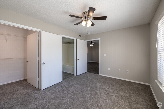 2BR, 2BA y 912SF - Dormitorio principal - The Heights on Oak