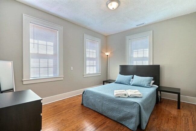 Photo - Large 4BR/2BA Downtown House Walking Dista...