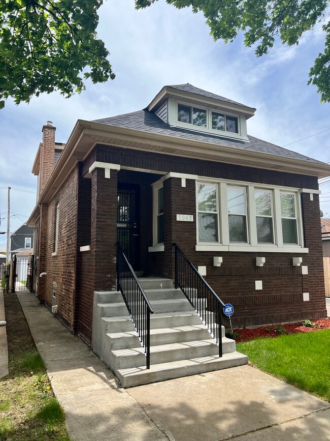Photo - 7045 S Oakley Ave