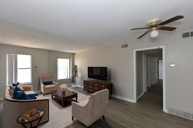 Building Photo - Hillcrest Apartments