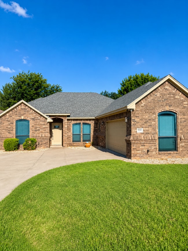 Building Photo - 330 Jade Ln