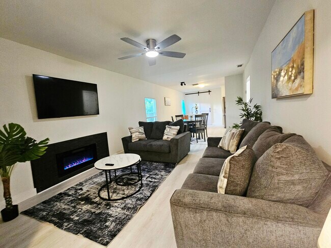 Photo - 719 Briggs St