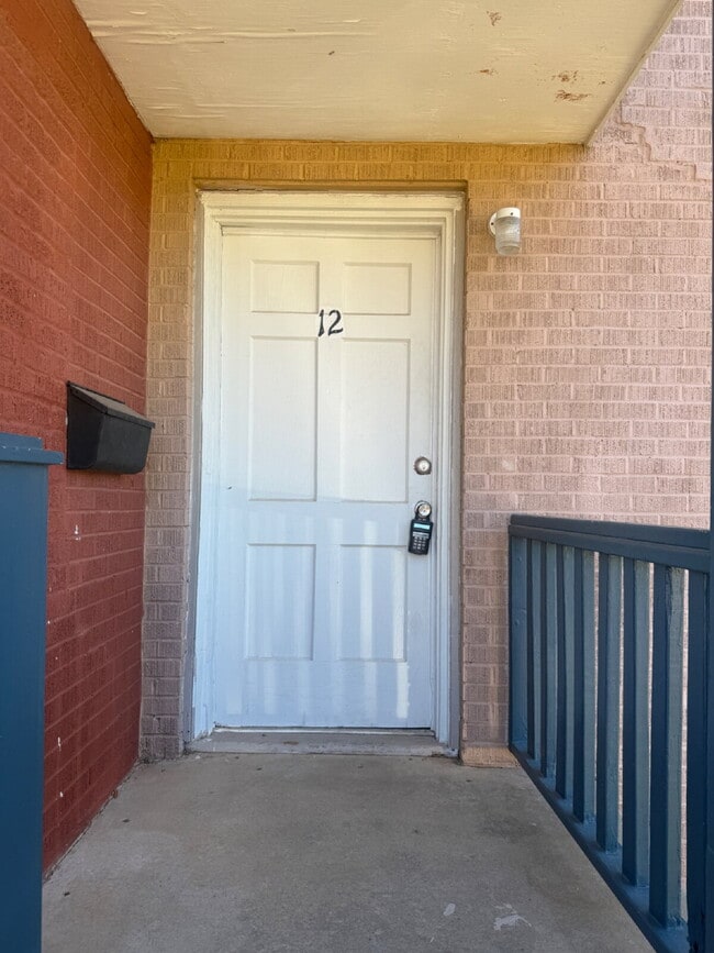 Photo - 2-Bedroom Townhome with Wood Floors Unidad Apt. 12