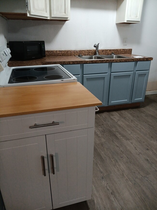 Building Photo - 4328 N Maple Dr Unit 2 Bdrm Basement apartment
