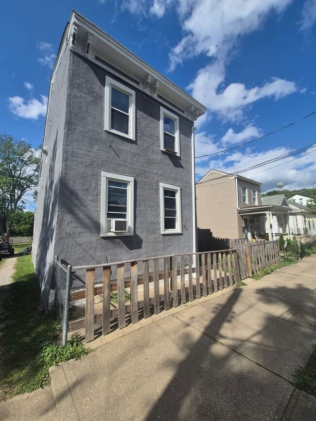 Building Photo - 614 E 16th St Unit 2