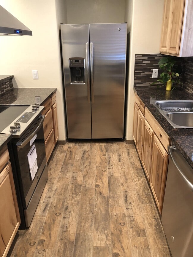 Photo - 824 E 8th St