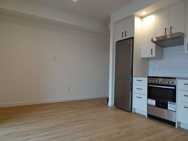 Photo - 660 Cawston Ave
