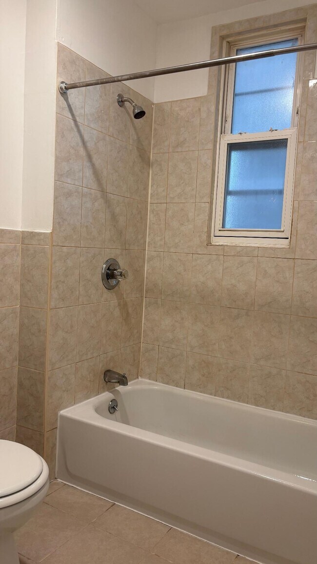 Photo - 339 Danforth Ave Unidad 1F