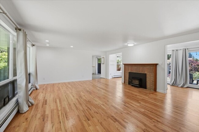 Photo - 3bd/1.75ba Shoreline Home