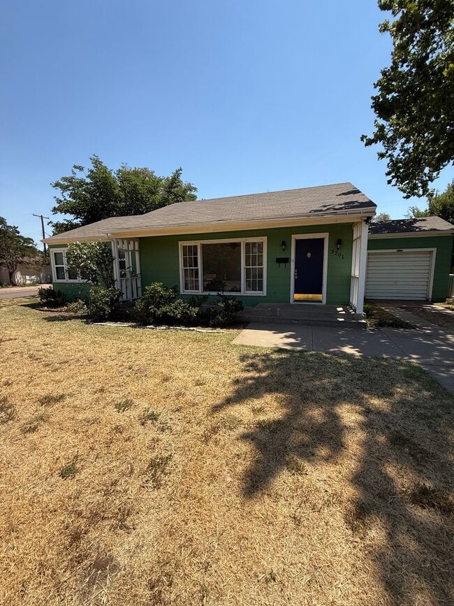 Building Photo - Available NOW! Rental