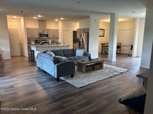 Photo - 647 Airoso Rd SE