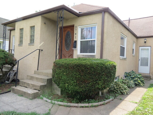 Building Photo - 2741 Thorndale Ave Rental