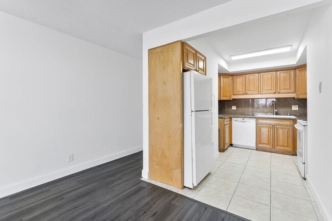 Building Photo - 510 Lake Shore Dr Unit 2 Rental