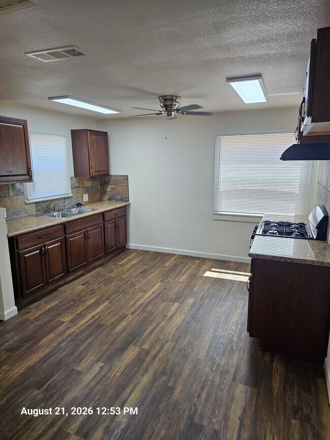 Photo - 848 N E St