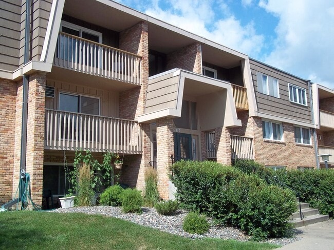 Building Photo - Completely Updated St. Louis Park Condo-Near Uptown, HWYS, Shops At West End