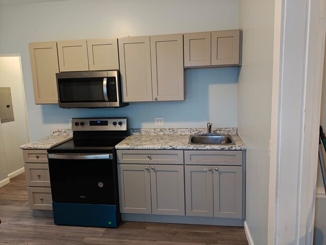 Building Photo - 115 Maple St Unit 3