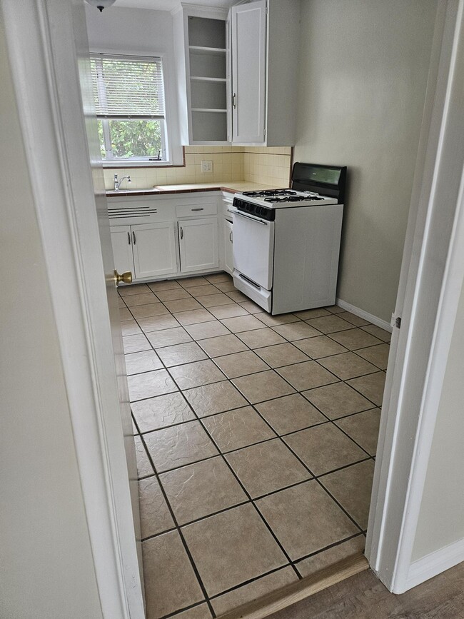 Kitchen - 427 N Doheny Dr