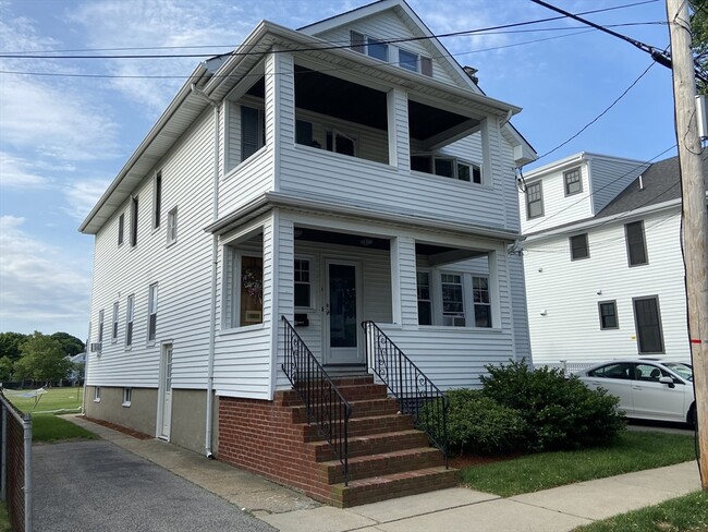 Building Photo - 36 Walnut St Unit 2
