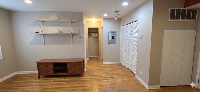 Photo - 5953 N Kenmore Ave Unidad 103
