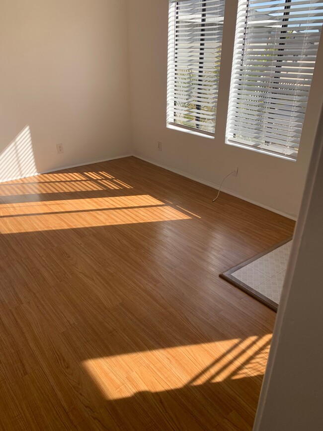 Photo - 1915 Warfield Ave Unit 4