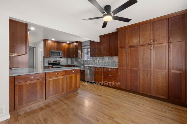 Photo - 1389 Finch St