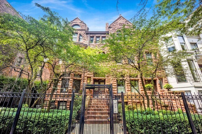 Building Photo - 1224 N Dearborn St Unit 2R Rental