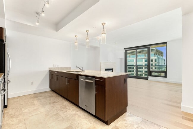 Photo - 650 Bellevue Way NE Unidad 3506