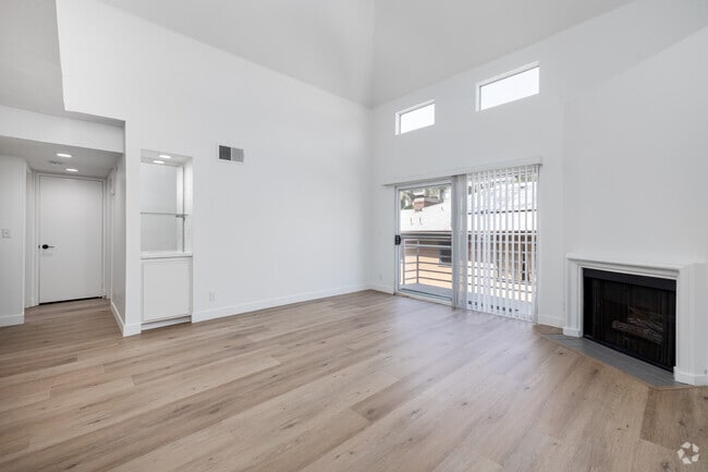 2 habitaciones, 2 baños - 1100 pies cuadrados - Sala de estar - Collis Apartments