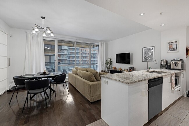 Photo - 901 Rue de la Commune E Unit 405